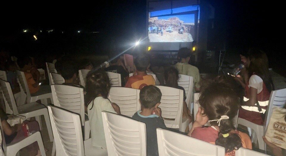 Şanlıurfa’nın Ceylanpınar ilçesinde çocuklar unutulmaz bir gece yaşadı. Çeşitli illerden