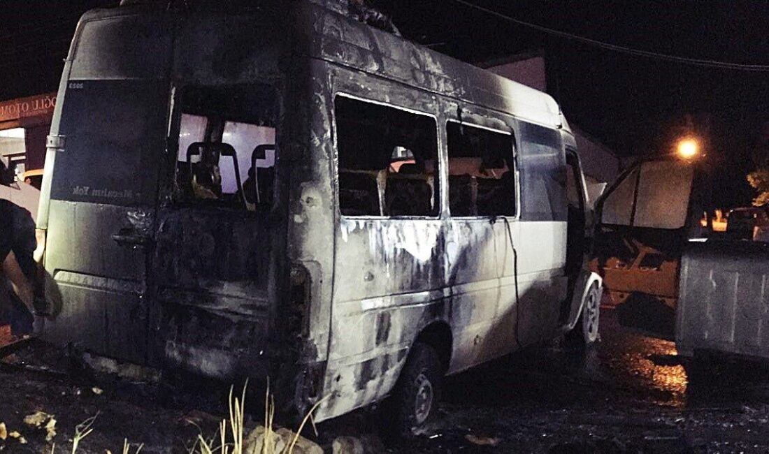 Tekirdağ’da Çorlu’da park halindeki iki minibüs alev alev yandı. Olay,