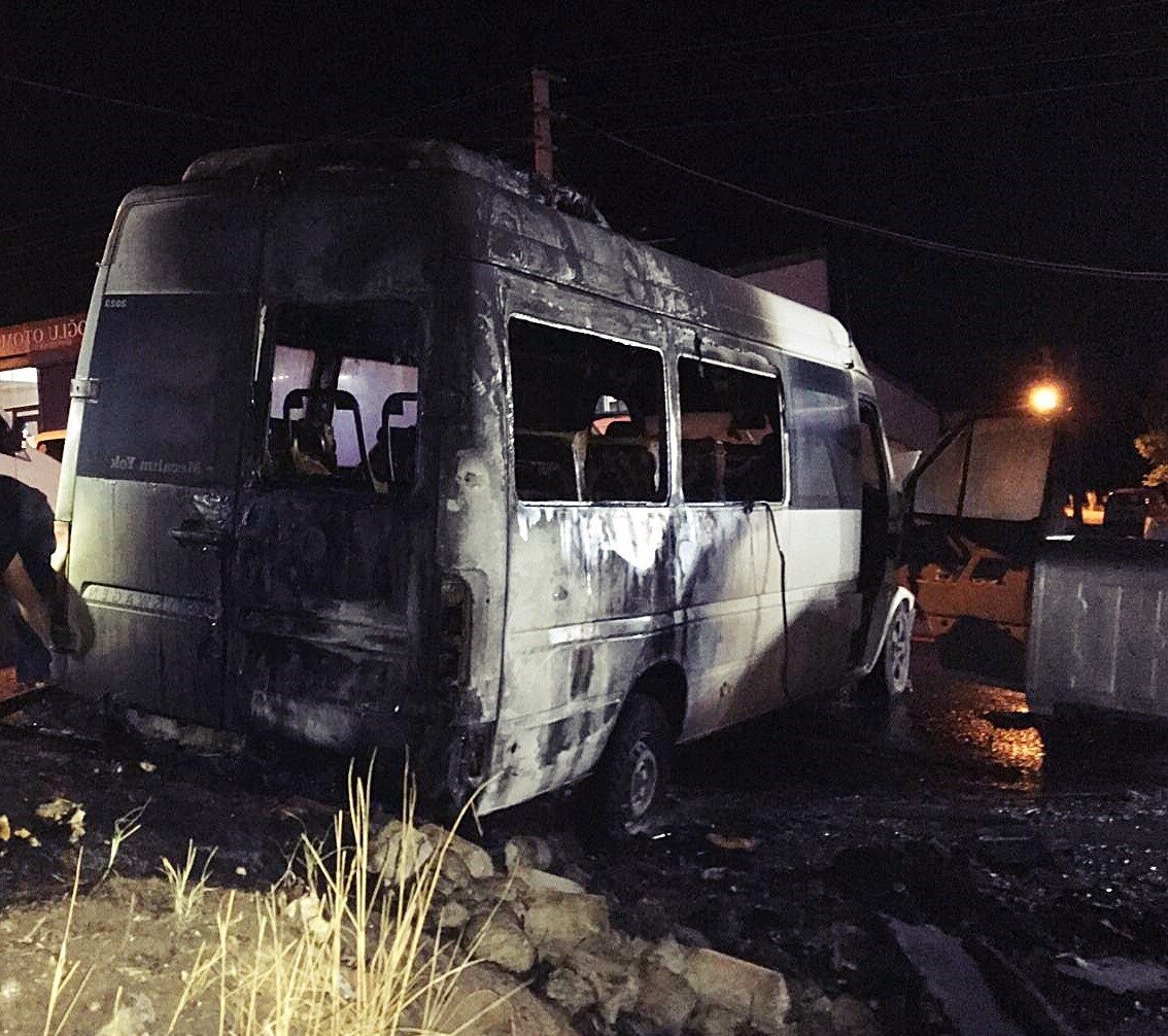 Tekirdağ’da Çorlu’da park halindeki iki minibüs alev alev yandı. Olay,