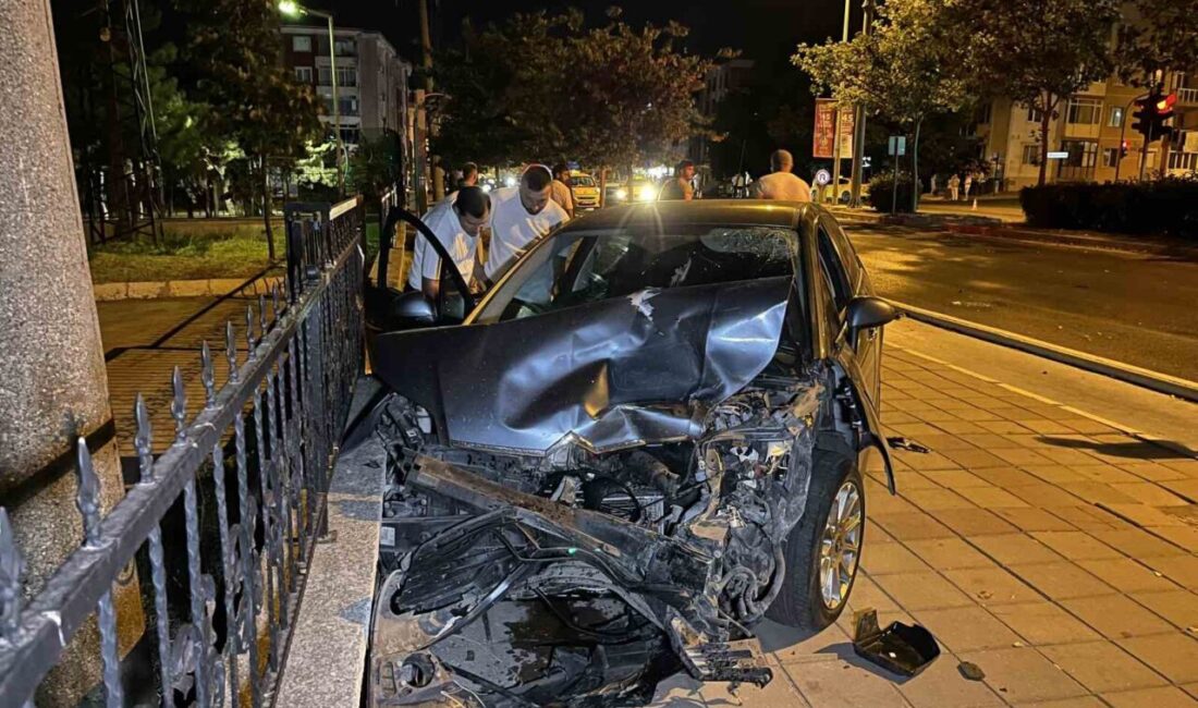 Tekirdağ’ın Çorlu ilçesinde önce ticari taksiye çarpan sonra da kaldırıma