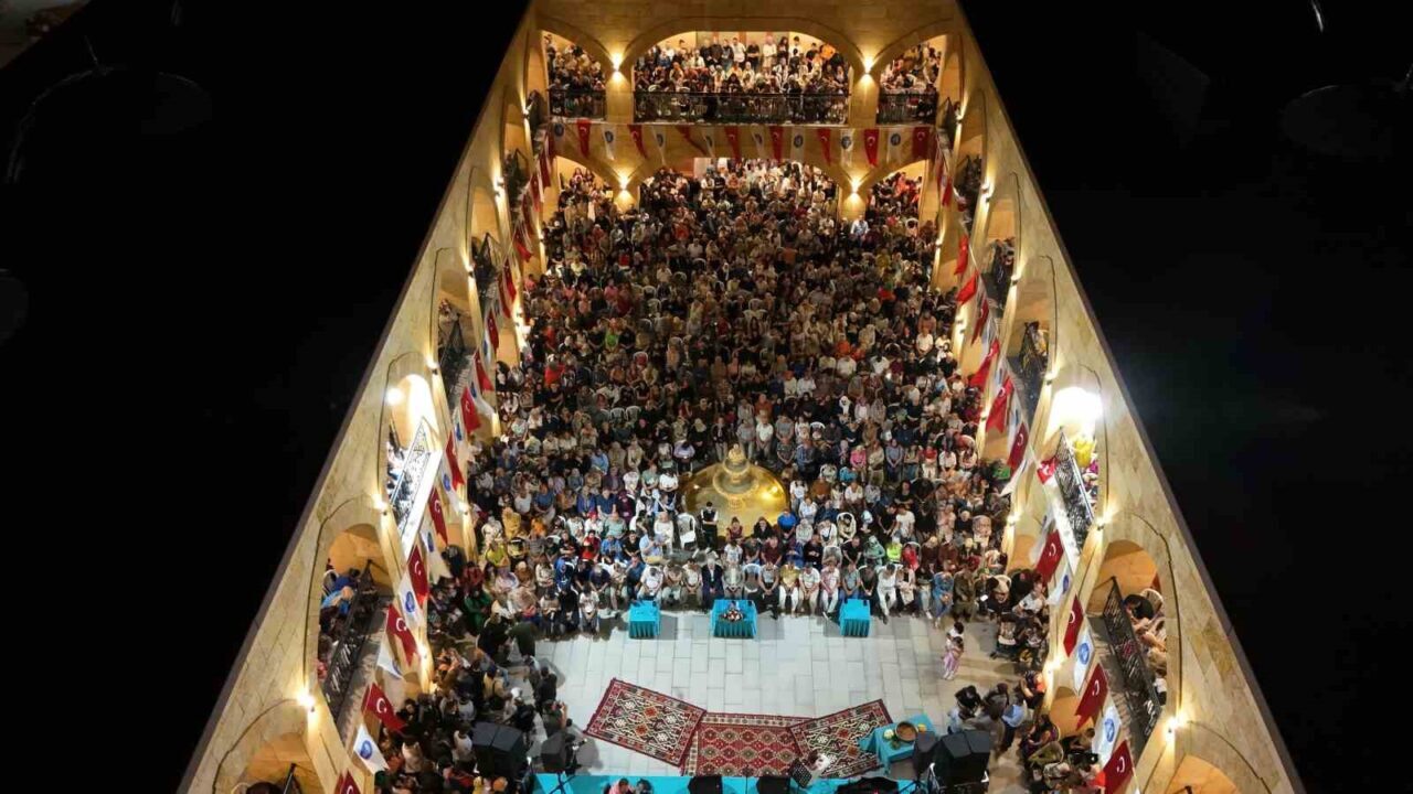 Çorum Belediyesi’nin kültür-sanat etkinlikleri dahilinde düzenlediği Sıra Gecesi, vatandaşların yoğun