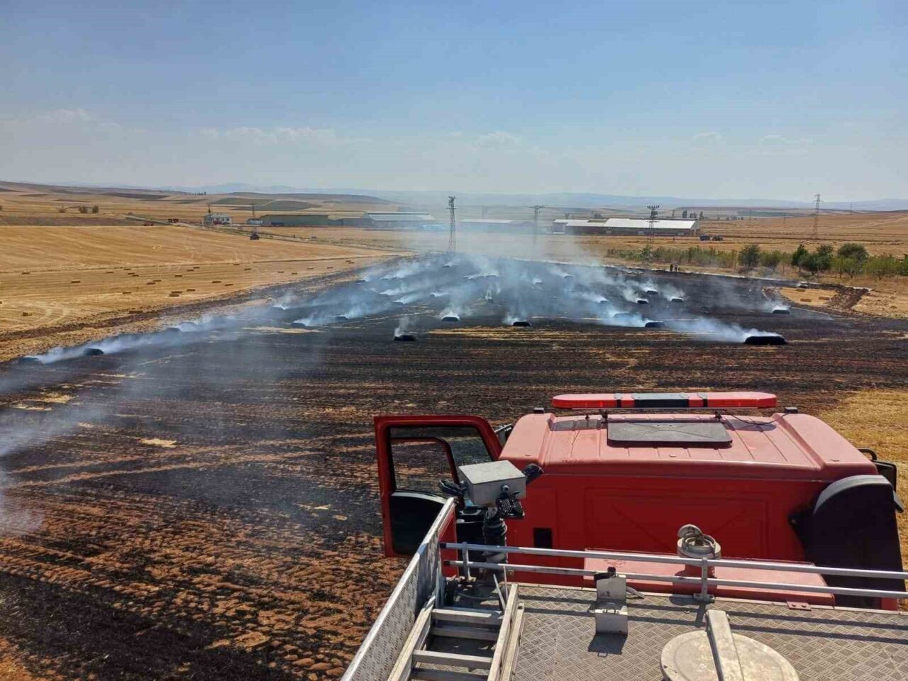 Çorum’un Alaca ilçesinde, tarlada çıkan yangın neticesinde 150 balya ile