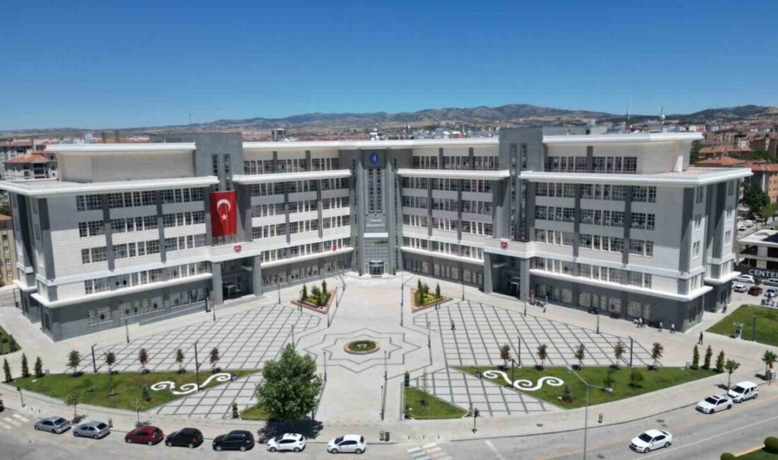 Çorum Belediyesi, Şehit Ömer Emiroğlu Ağız ve Diş Hastanesi önünde