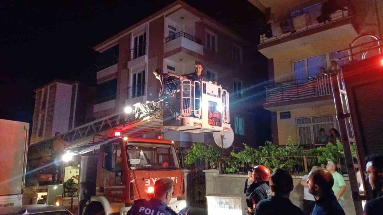 Çorum’da bir apartmanın 3’üncü katında çıkan yangın, itfaiye ekiplerinin zamanında