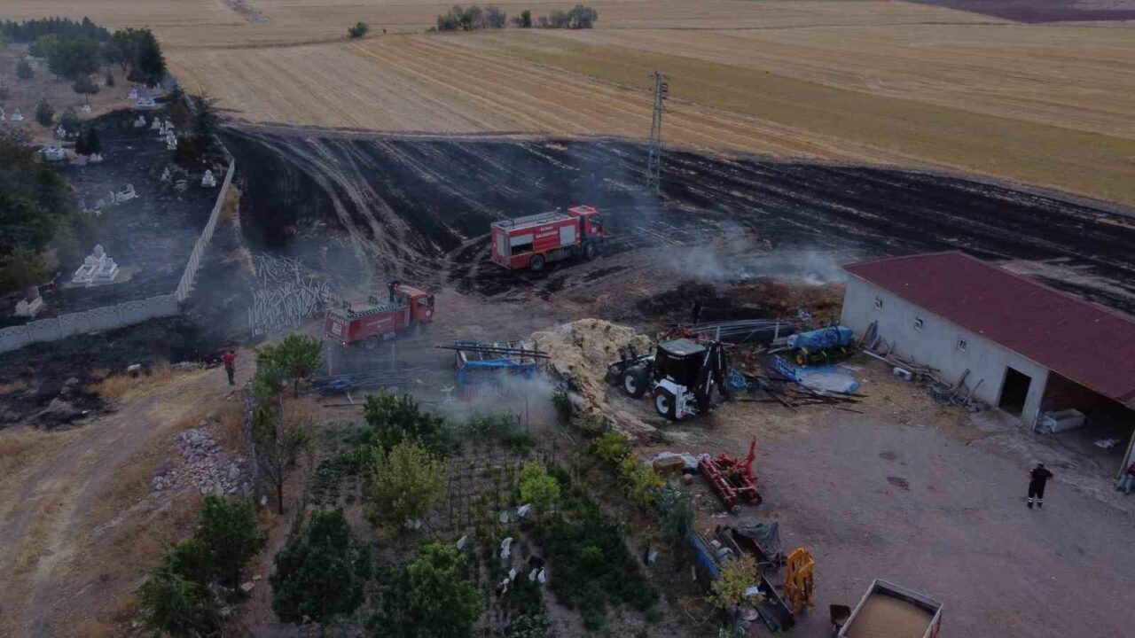 Çorum’un Alaca ilçesinde elektrik direğinden çıkan kıvılcımlar, 3 ayrı noktada