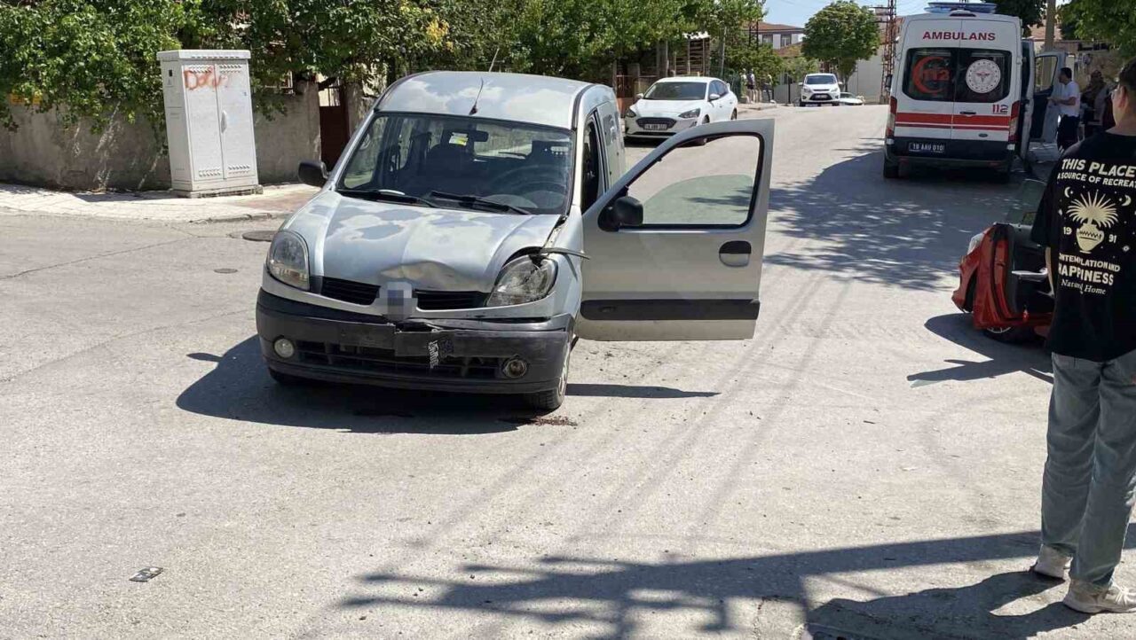 Çorum’da hafif ticari araç ile otomobilin çarpıştığı kazada şans eseri