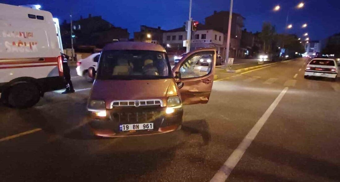 Çorum’da hafif ticari araç ile motosiklet çarpıştı. Kazda motosiklet sürücüsü