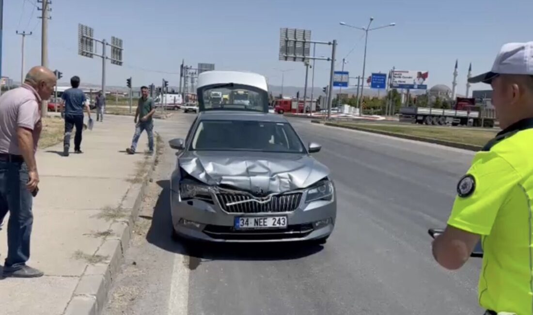 Çorum’da iki otomobilin çarpışması neticesinde meydana gelen kazada 3 kişi