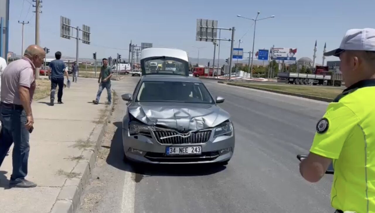 Çorum’da iki otomobilin çarpışması neticesinde meydana gelen kazada 3 kişi