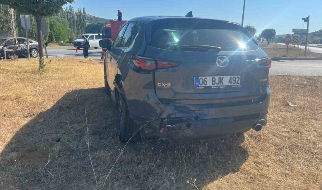 Çorum’un Sungurlu ilçesinde iki otomobilin çarpıştığı kazada araçlardan biri alev