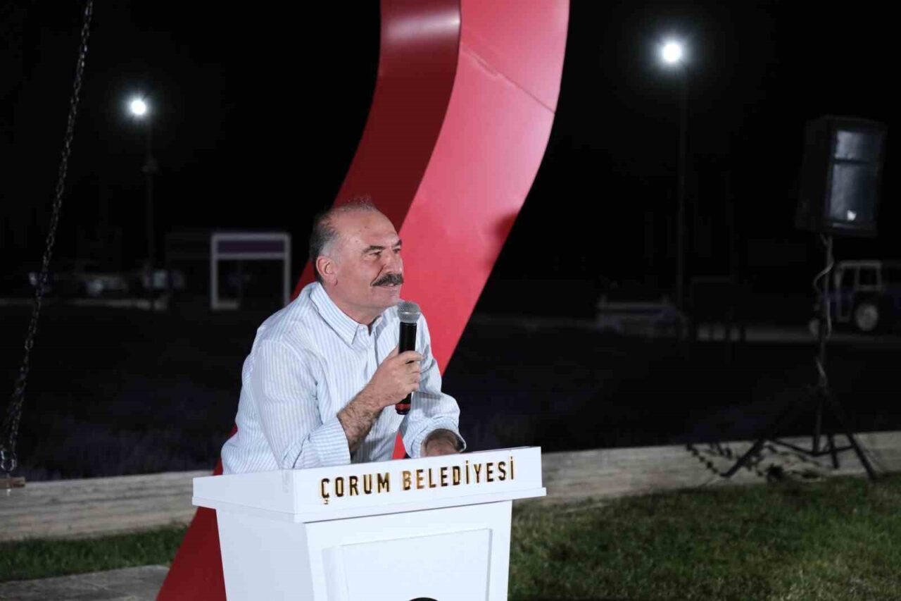 Çorum Belediyesi kültür-sanat etkinlikleri kapsamında lavanta bahçesinde düzenlenen şiir buluşması