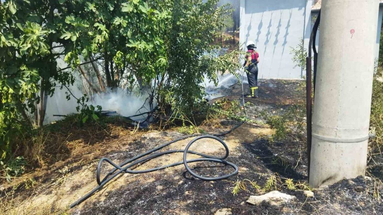 Çorum’un Osmancık ilçesinde ormanlık alanda çıkan örtü yangını büyümeden kontrol
