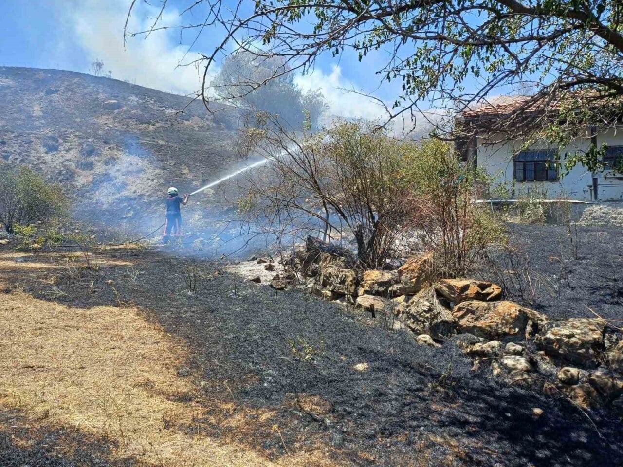 Çorum’un Alaca ilçesine otluk alanda çıkan yangın, itfaiye ekiplerinin müdahalesiyle