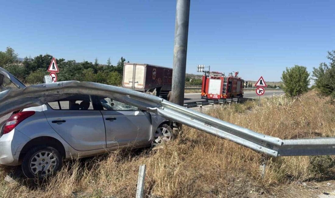 Çorum’un Sungurlu ilçesinde otomobilin yol ayrımındaki bariyerlere çarpması neticesinde meydana