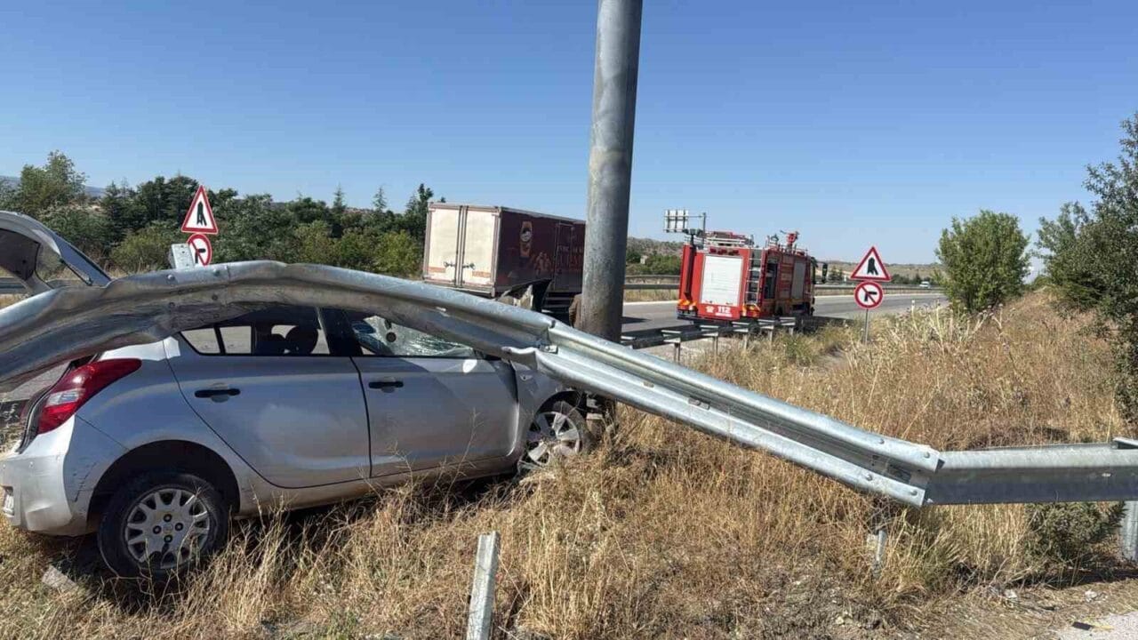 Çorum’un Sungurlu ilçesinde otomobilin yol ayrımındaki bariyerlere çarpması neticesinde meydana