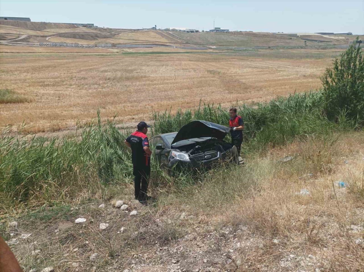 Çorum’un Sungurlu ilçesinde sürücüsünün direksiyon hakimiyetini kaybetmesi neticesinde şarampole uçan