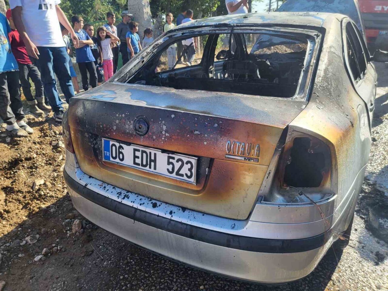 Çorum’un Sungurlu ilçesinde köy mezarlığı önünde park halindeki otomobil alev