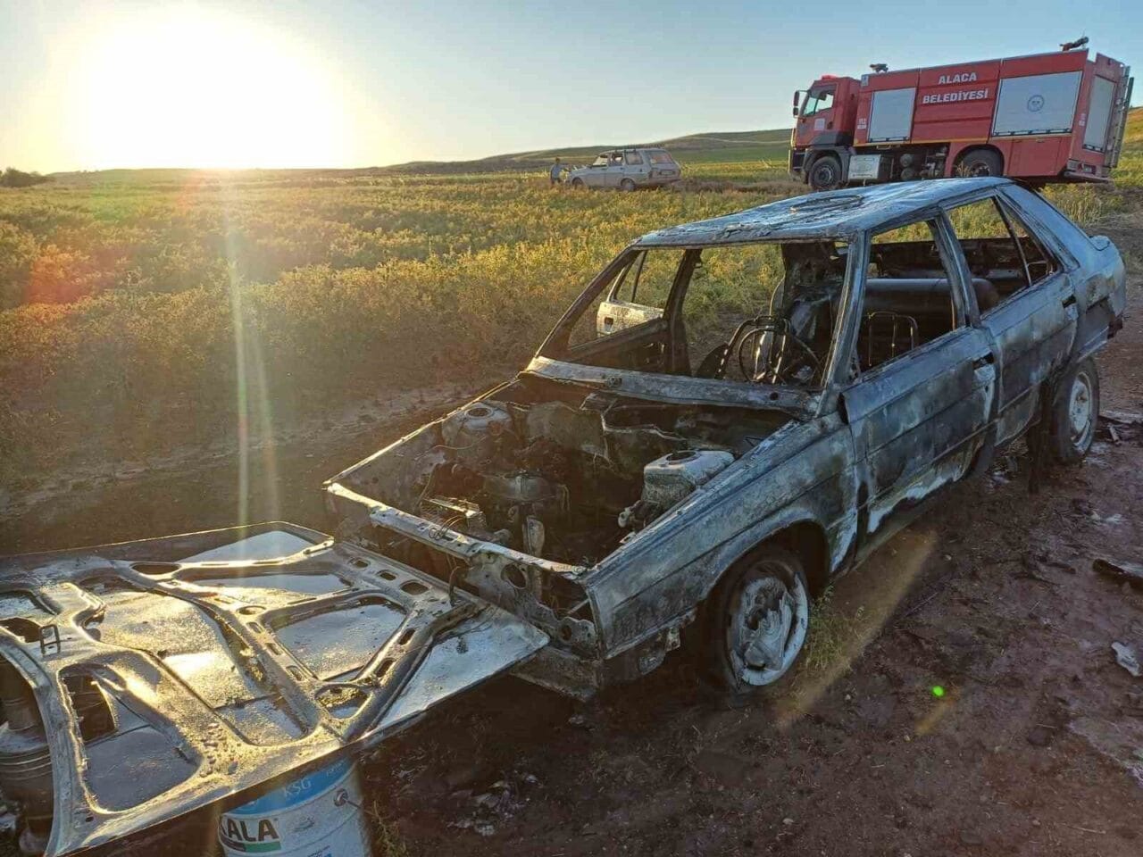 Çorum’un Alaca ilçesinde park halindeki otomobilin yanması sonucu maddi hasar