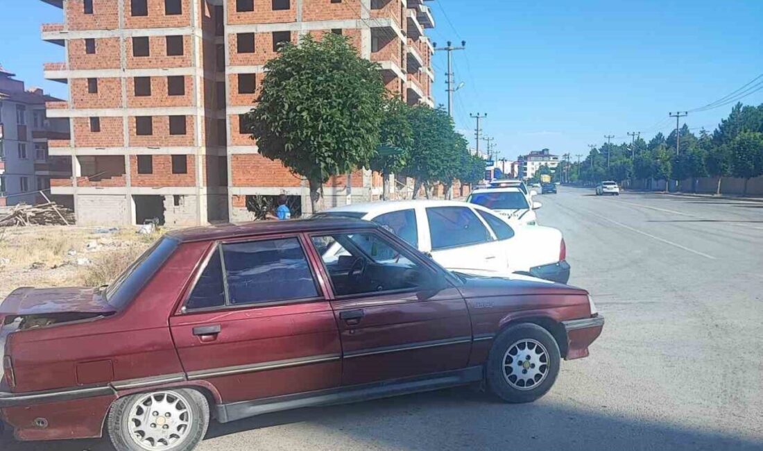 Çorum’un Alaca ilçesinde üç otomobilin çarpışması neticesinde meydana gelen kazada
