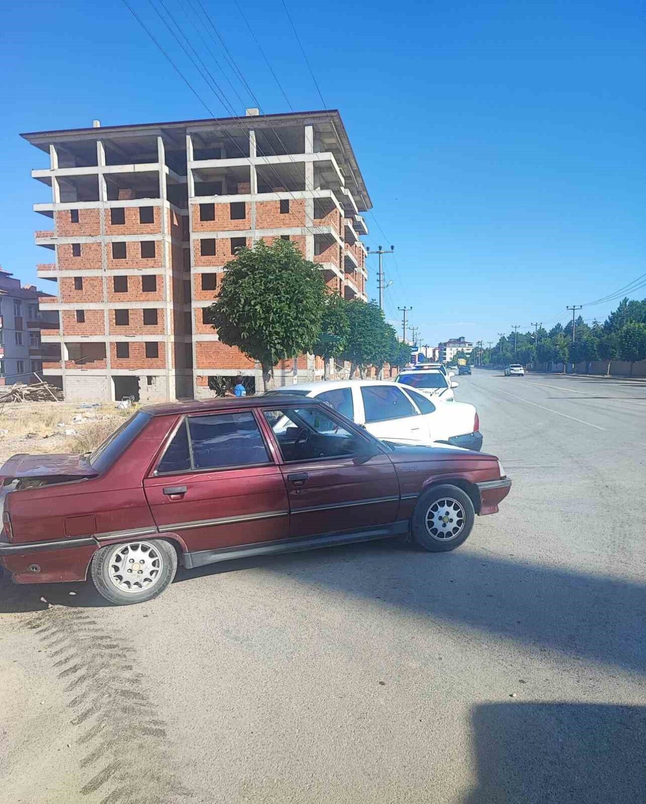 Çorum’un Alaca ilçesinde üç otomobilin çarpışması neticesinde meydana gelen kazada