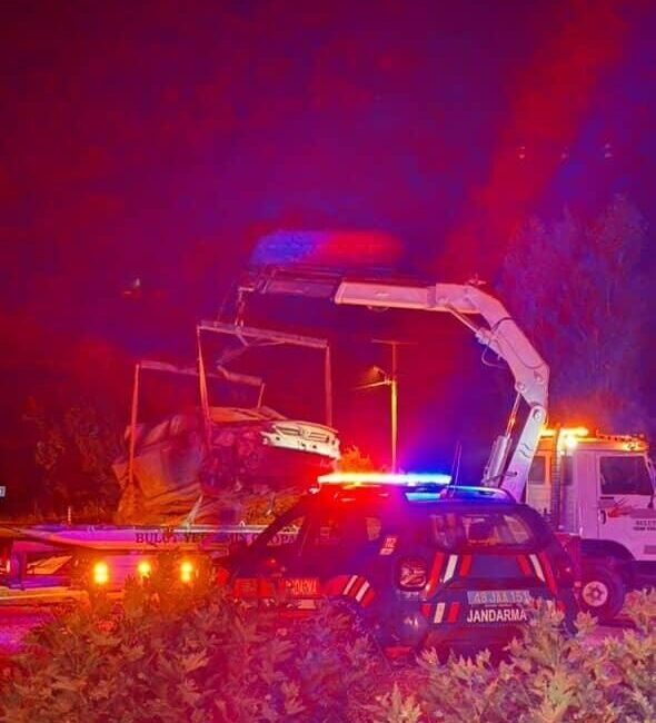 Muğla’nın Menteşe ilçesinde yol kenarındaki çukura düşen otomobildeki 4 kişi