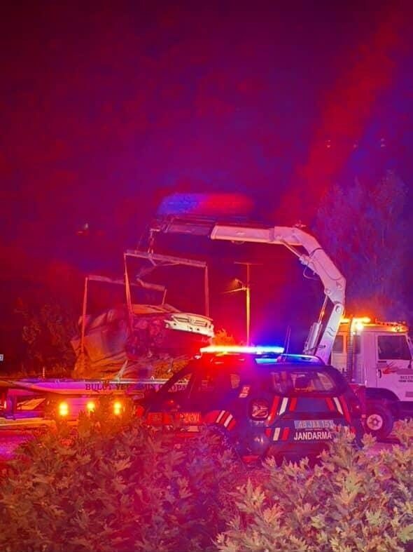 Muğla’nın Menteşe ilçesinde yol kenarındaki çukura düşen otomobildeki 4 kişi