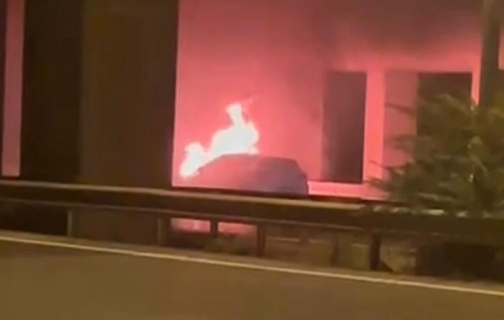 Sakarya’nın Akyazı ilçesi D100 kara yolunda alevlere teslim olan otomobil