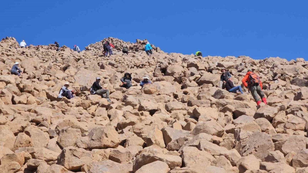 BİTLİS (İHA) – Van Gölü Aktivistleri Derneği üyeleri, profesyonel dağcı