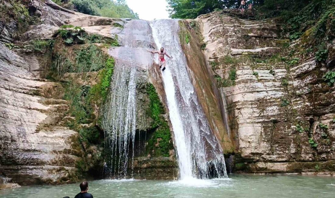 Samsun’un Canik ilçesinde bulunan Gölalan Şelalesi, doğa tutkunlarının akımına uğruyor.
