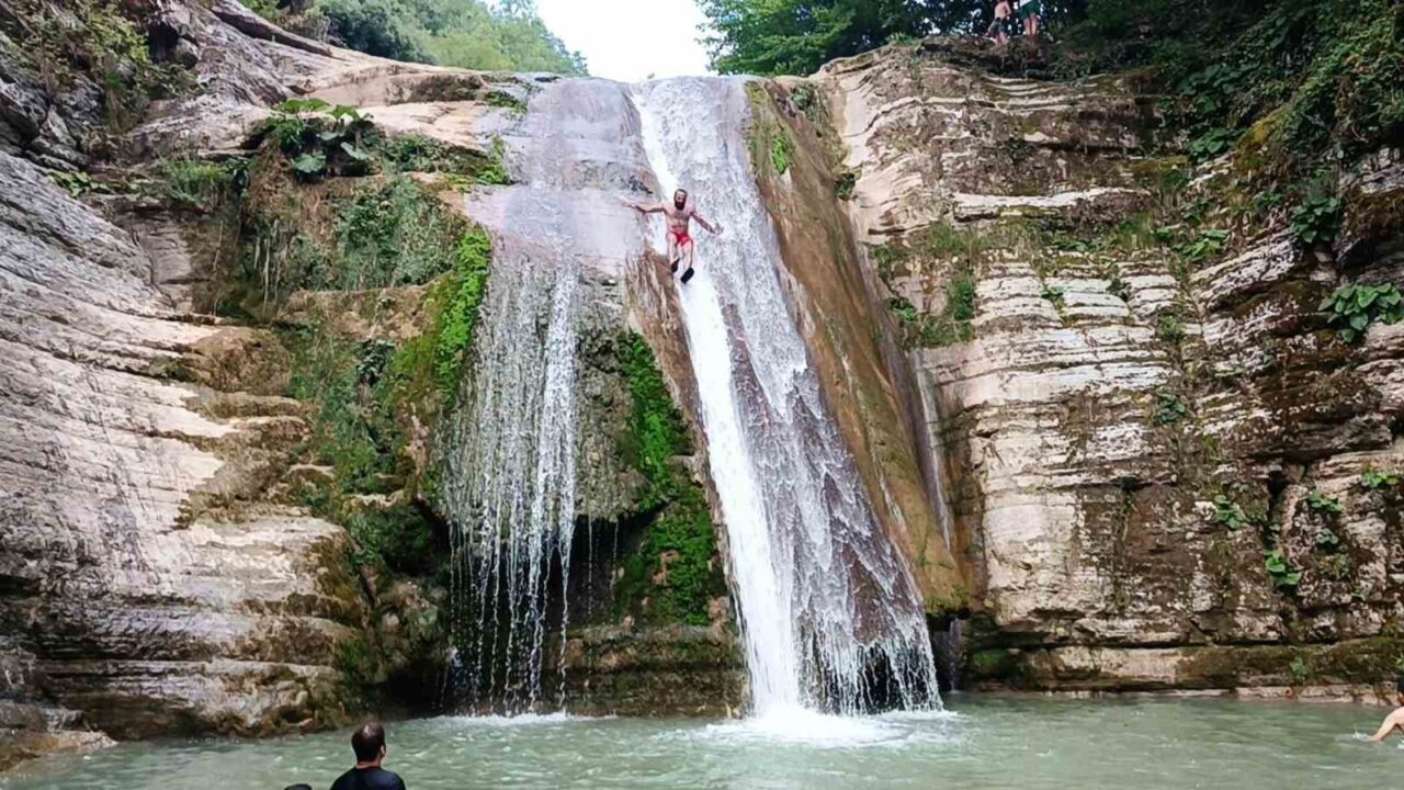 Samsun’un Canik ilçesinde bulunan Gölalan Şelalesi, doğa tutkunlarının akımına uğruyor.