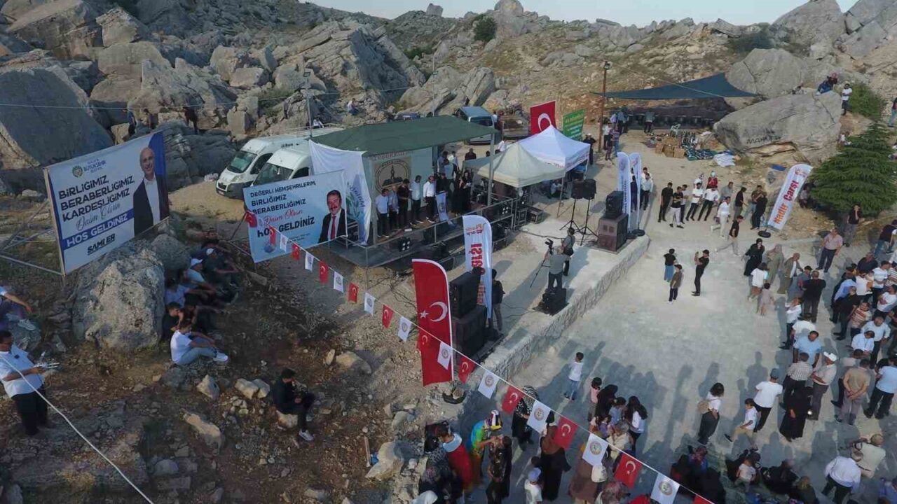 Bu yıl 13’üncüsü düzenlenen Midider Pilav Şenliği, yoğun katılım ve