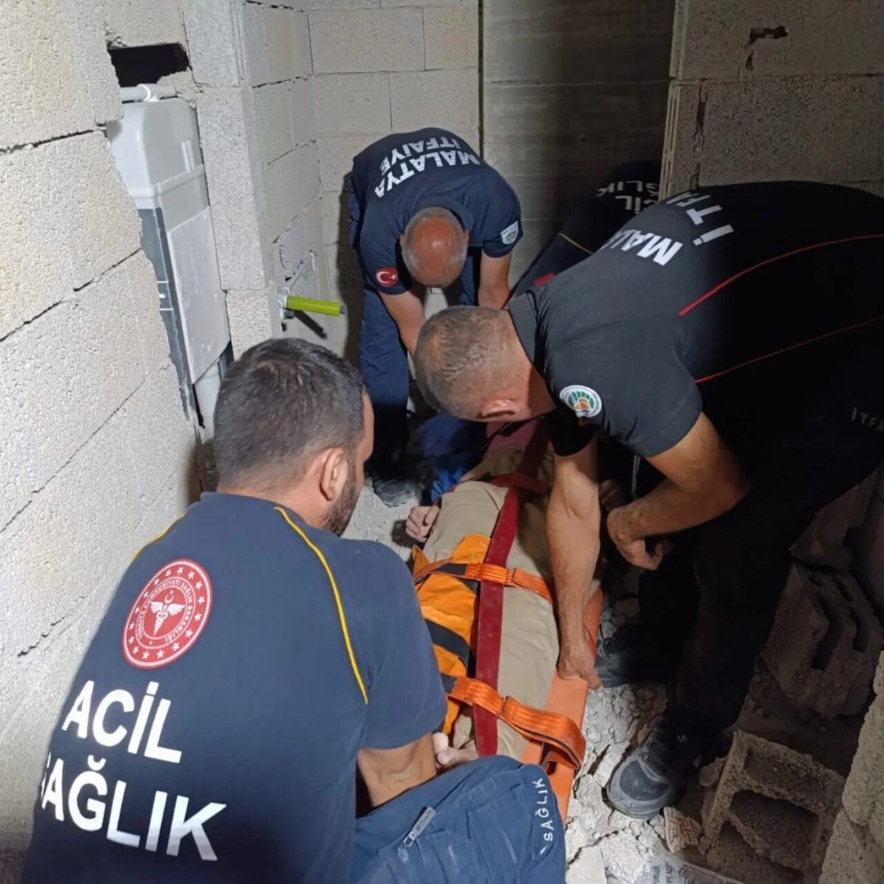 Malatya’nın Darende ilçesinde bir inşaatta asansör boşluğuna düşen kadın yaralandı.