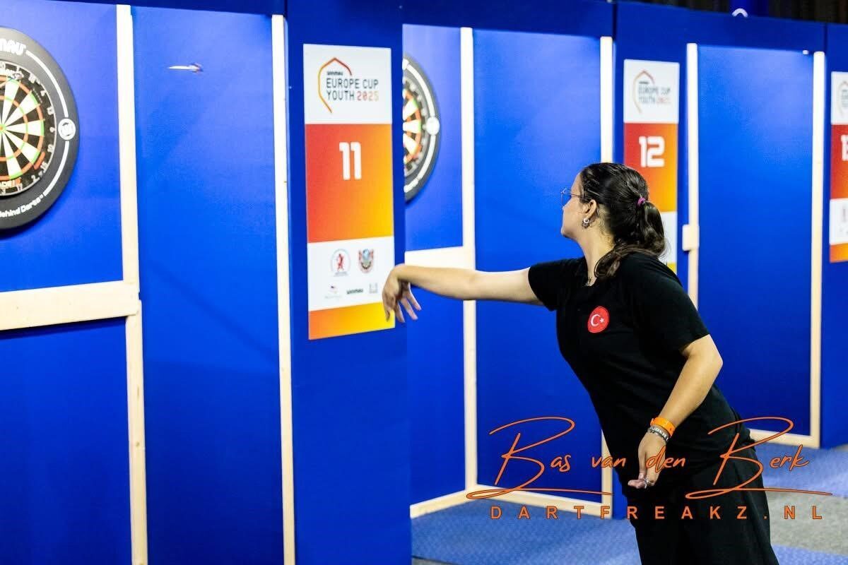 Hollanda’da düzenlenen Dart Avrupa Kupası Yarışmalarında Denizlili sporcular Ayşegül Karagöz
