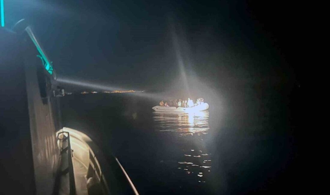 Muğla’nın Datça ilçesi açıklarında bindikleri lastik botun arızalanması üzerine sürüklenen