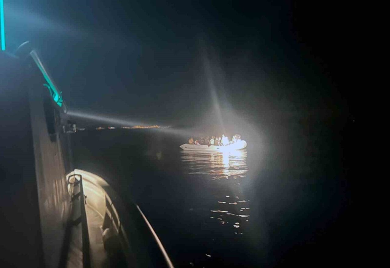 Muğla’nın Datça ilçesi açıklarında bindikleri lastik botun arızalanması üzerine sürüklenen