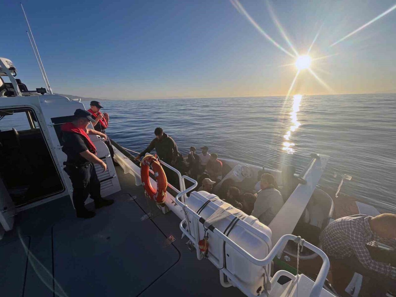 Muğla’nın Datça ilçesi açıklarında içinde düzensiz göçmenlerin bulunduğu fiber teknenin