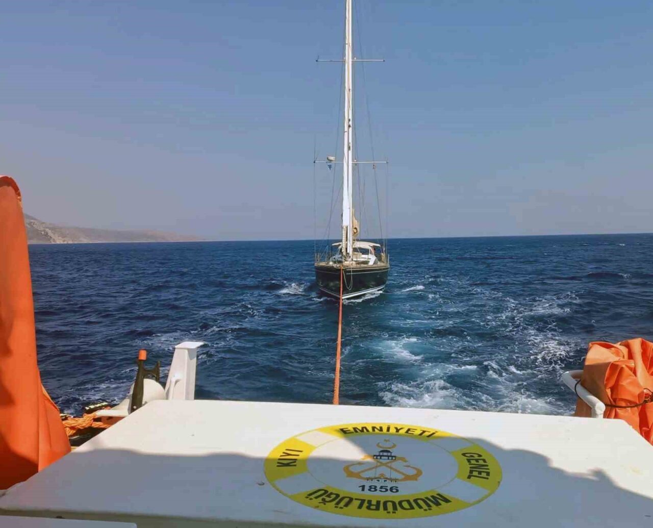 Muğla’nın Datça ilçesi açıklarında makine arızası nedeniyle sürüklenen ve içinde