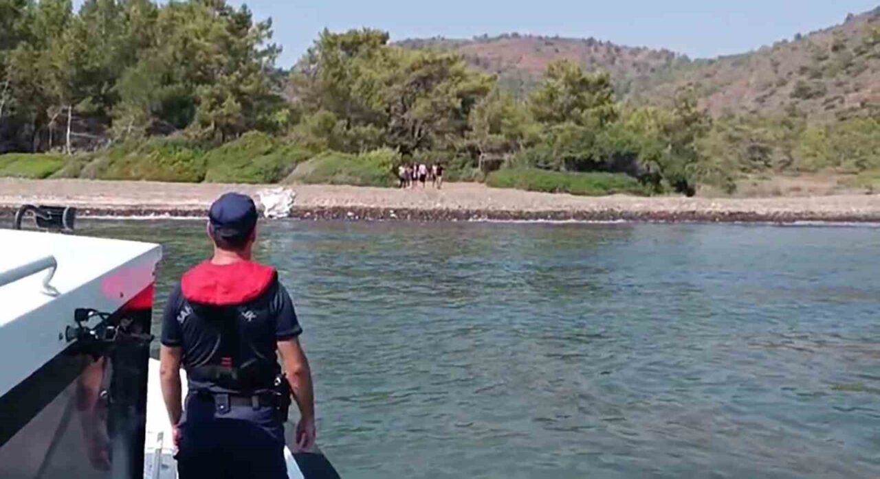 Muğla’nın Datça ilçesinde karada tespit edilen düzensiz göçmenler jandarma ve