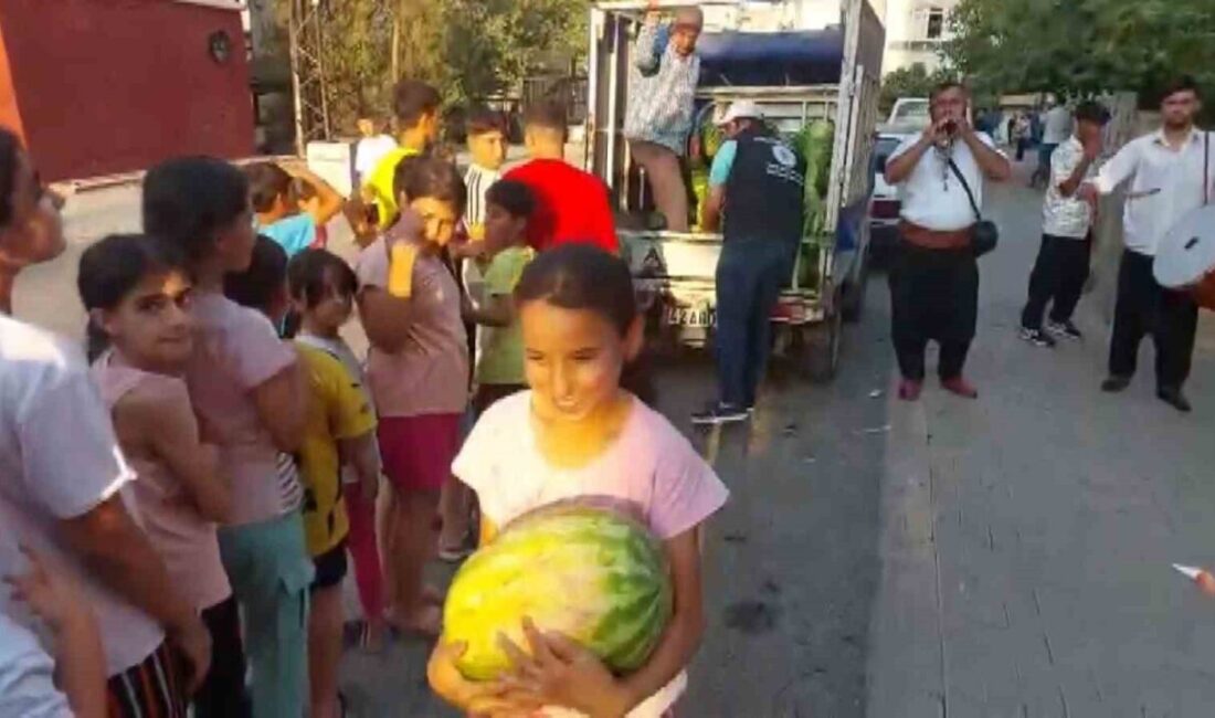 Gaziantep’in Nizip ilçesinde bir esnaf, yaz sıcağında vatandaşların yüzünü güldürmek