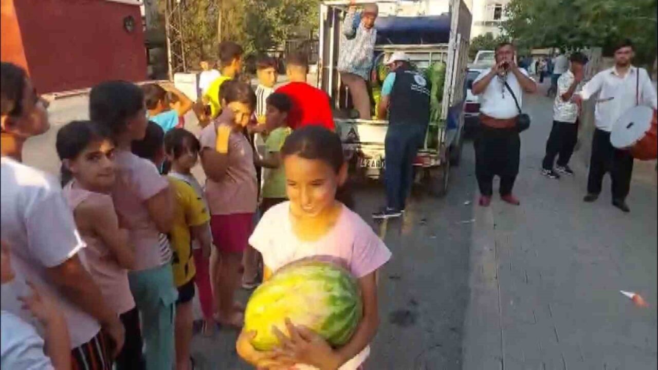 Gaziantep’in Nizip ilçesinde bir esnaf, yaz sıcağında vatandaşların yüzünü güldürmek