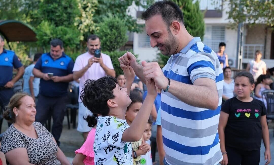 Hatay’ın Defne ilçesinde belediye tarafından düzenlenen etkinlikte çocuklar doyasıya eğlendi.