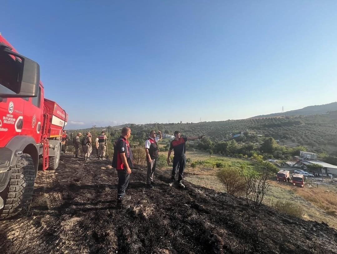 Hatay’ın Defne ilçesinde makilik alanda çıkan yangın itfaiye ekipleri tarafından