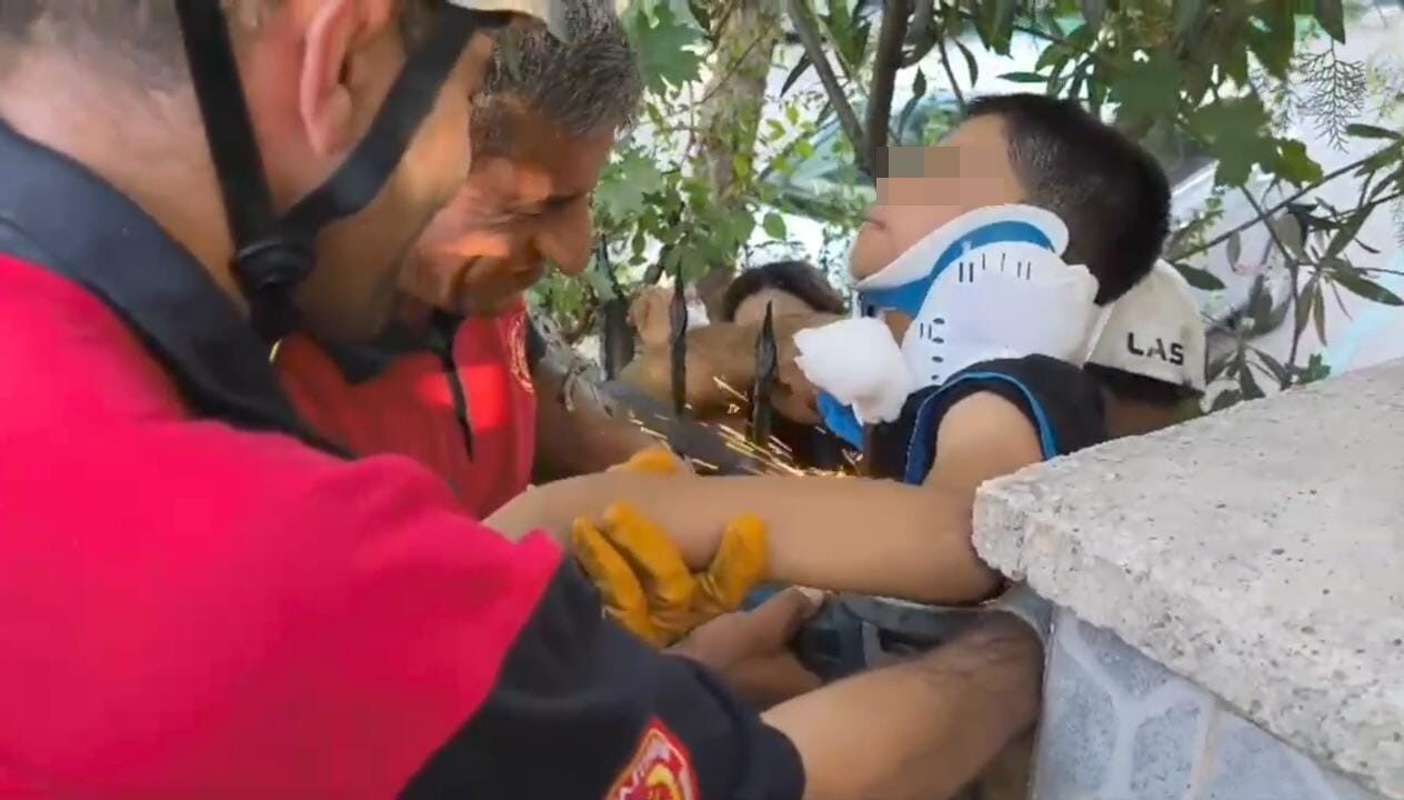 Şanlıurfa’da duvara tırmanan 10 yaşındaki çocuğun koluna demir korkuluk saplandı.