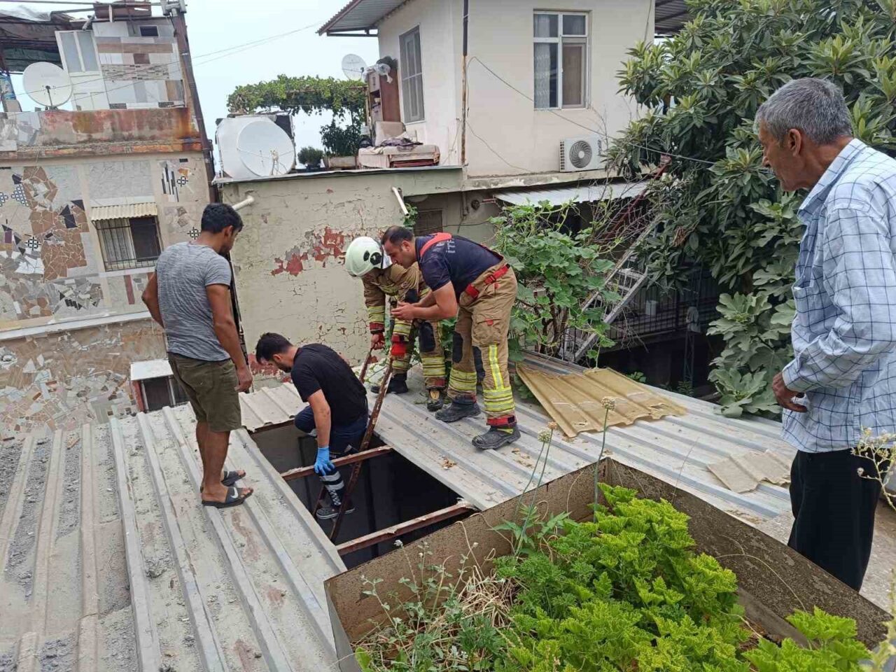 Hatay’da demir saçın çökmesiyle çatıdan düşen kadın yaralı olarak hastaneye