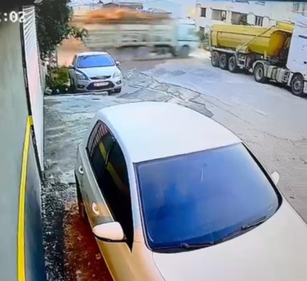 Hatay’da sürücüsünün kontrolünü kaybettiği demir yüklü kamyonun 8 metrelik duvardan