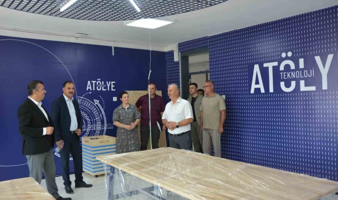 Manisa’nın Demirci ilçesinde Kaymakam Fatih Bayram ve Belediye Başkanı Erkan