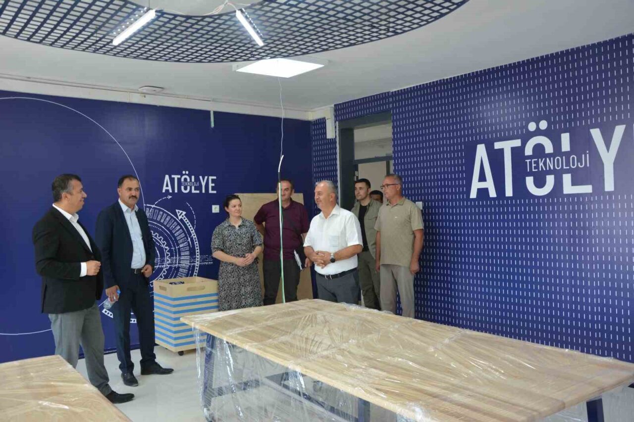 Manisa’nın Demirci ilçesinde Kaymakam Fatih Bayram ve Belediye Başkanı Erkan