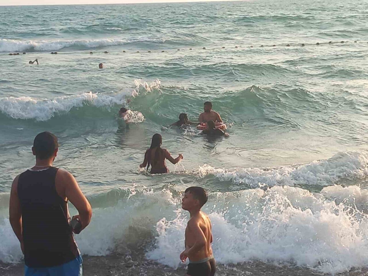 Hatay’da denizde boğulma tehlikesi yaşayan 3 çocuğun kurtarılma anları kameraya
