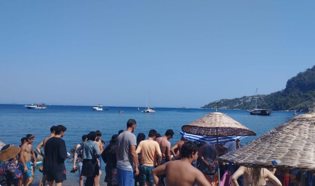 Muğla’nın Marmaris ilçesinde serinlemek için denize giren bir genç boğularak