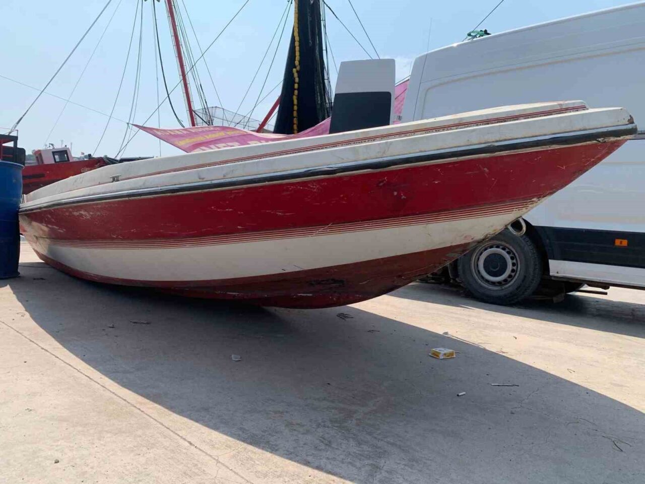 Adana’nın Karataş ilçesinde denizde bulunan teknenin sahibi aranıyor. Geçtiğimiz haftalarda